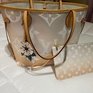 Neverful set by the pool brume